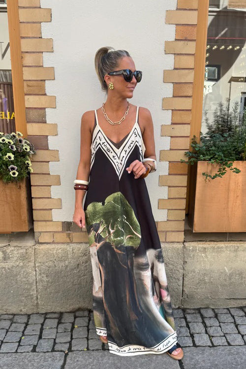 Wondrous Muse V-Neck Printed Maxi Dress
